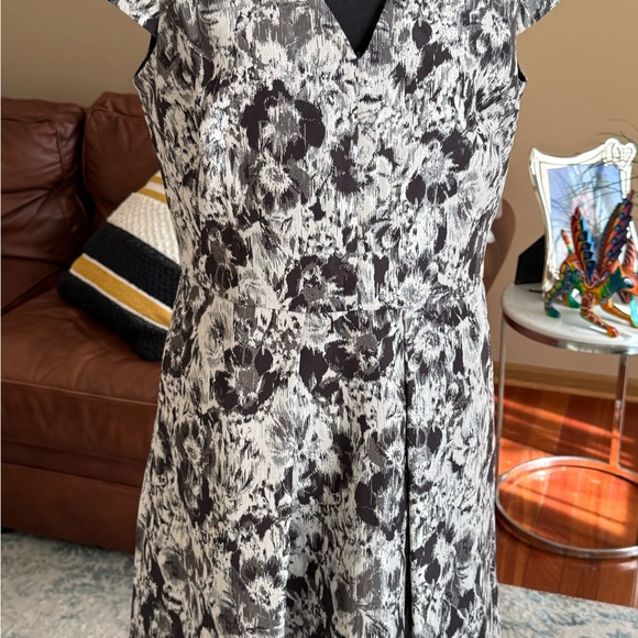 Vince Camuto Black and White V-Neck Floral Print Midi Dress - Picture 2 of 5